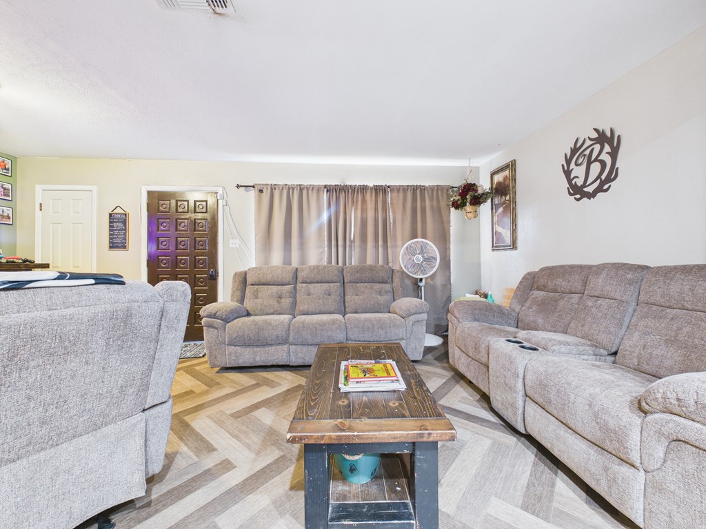 700 S Kenneth Ave. Property Photo 6
