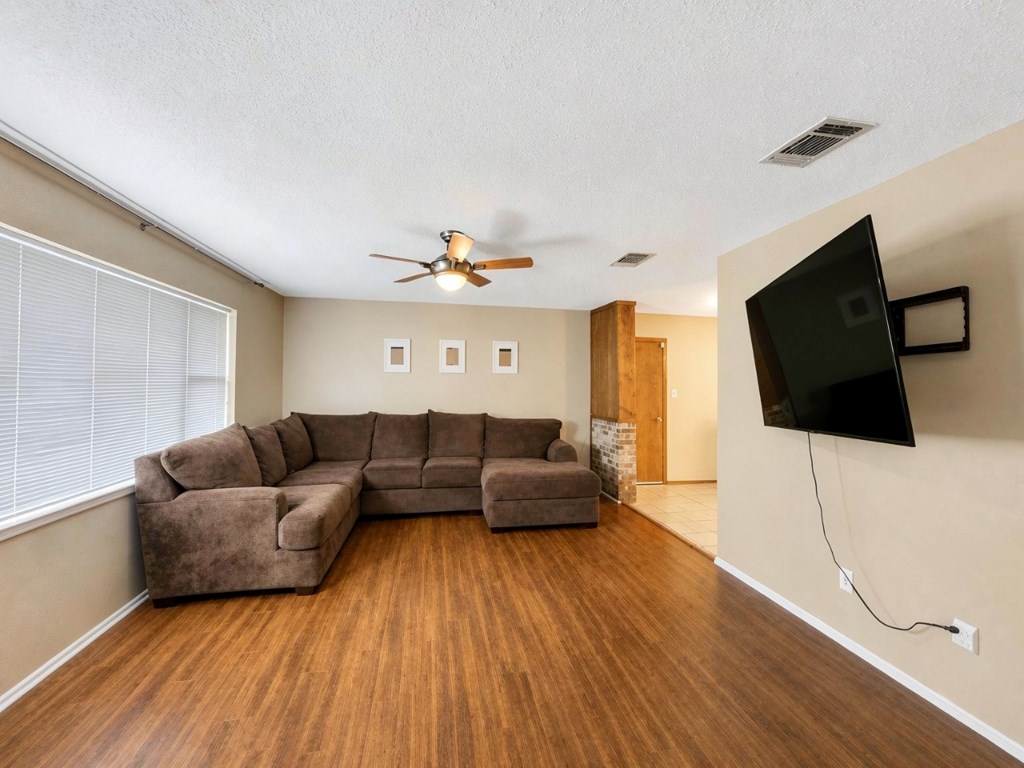 507 E Harriet Property Photo 2