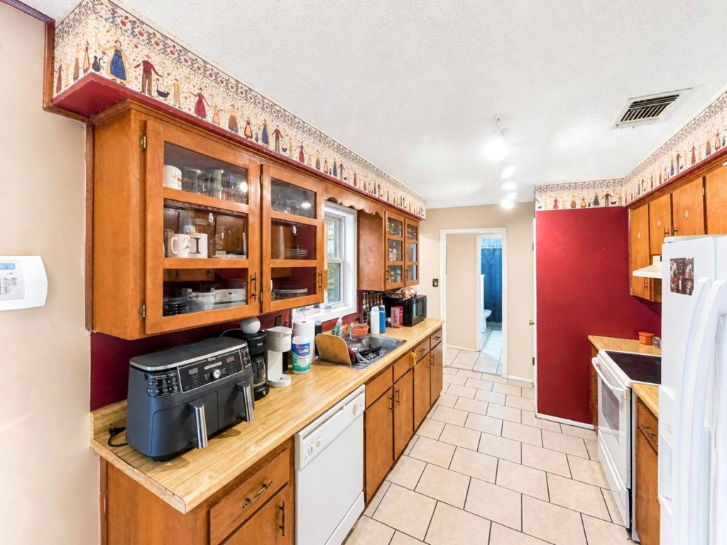 507 E Harriet Property Photo 4