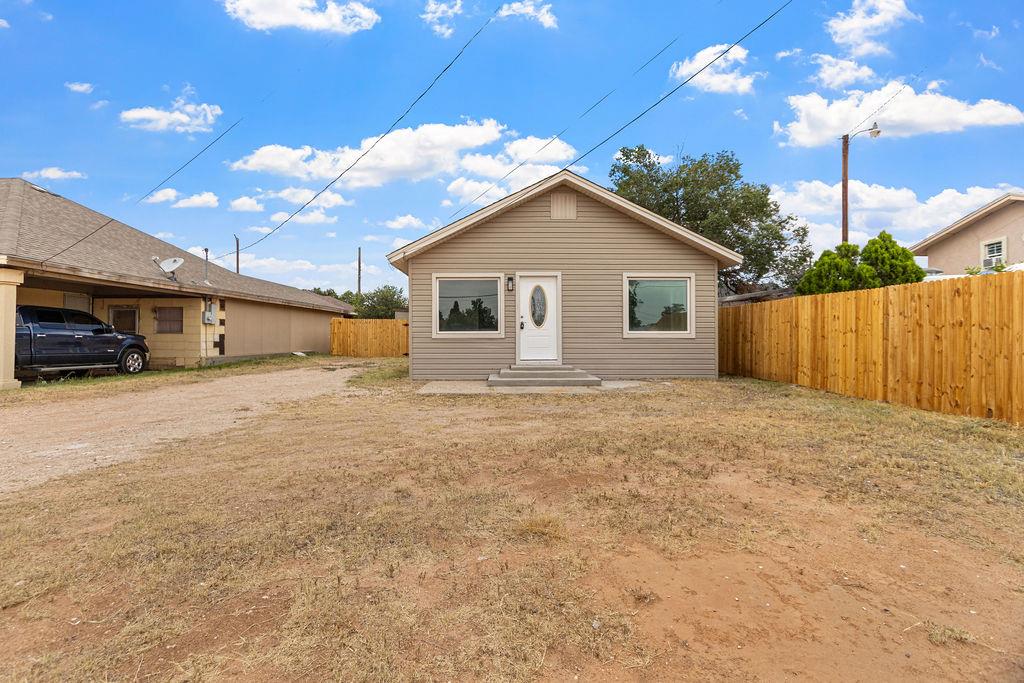 305 Ne E Property Photo 1