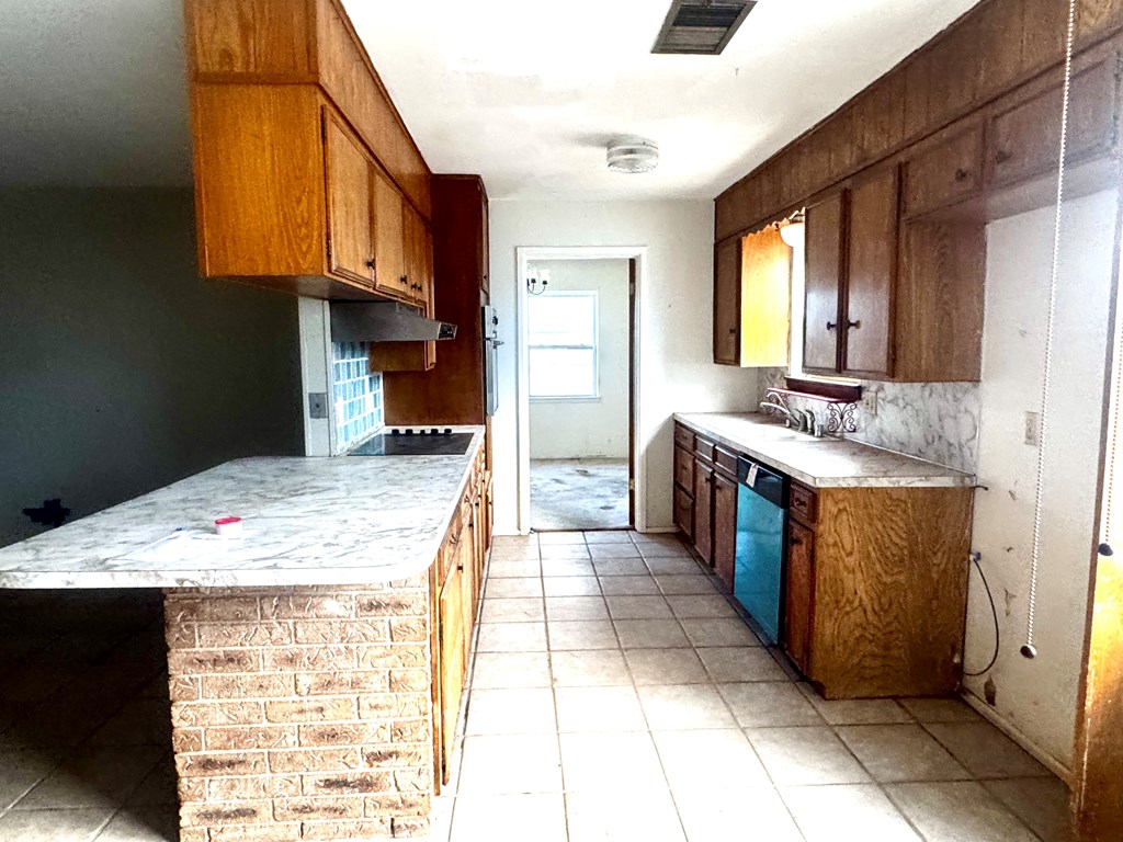 3332 Camarie Ave Property Photo 4