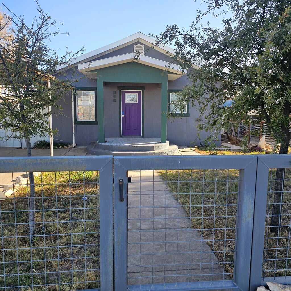 216 E 10th St Property Photo 1
