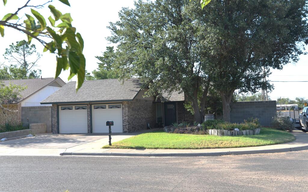 310 E 50th St Property Photo 1