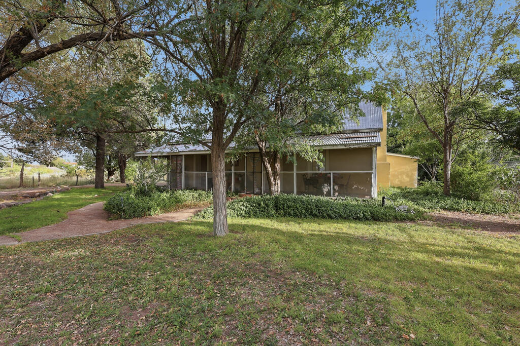 200 E Musquiz Dr Property Photo 1