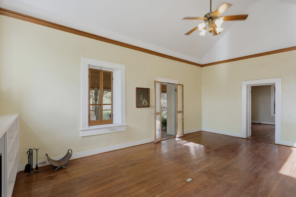 200 E Musquiz Dr Property Photo 7