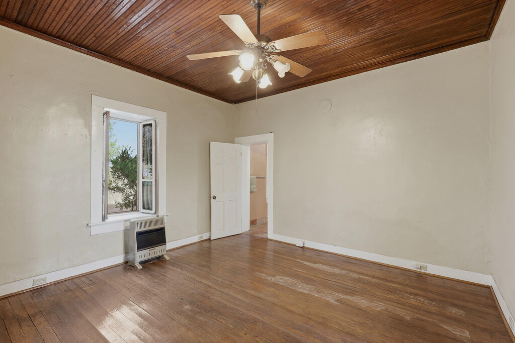 200 E Musquiz Dr Property Photo 8