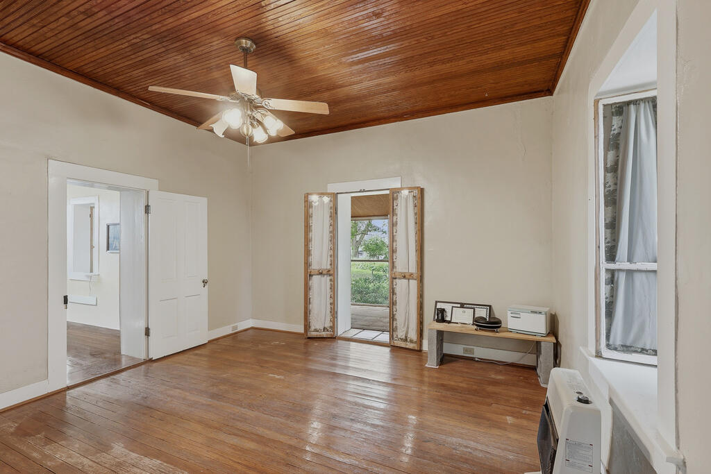 200 E Musquiz Dr Property Photo 9