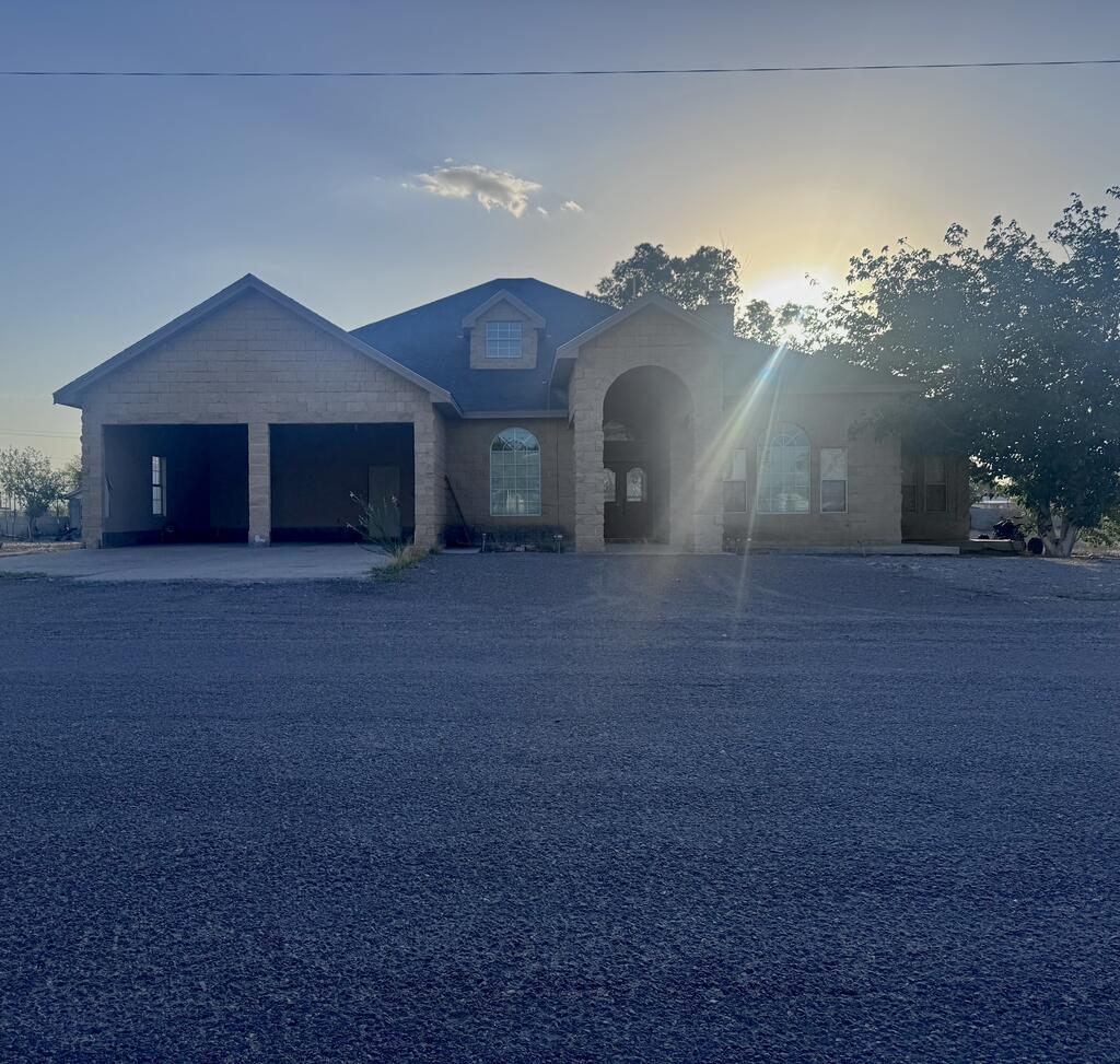 209 N El Campo St Property Photo 1