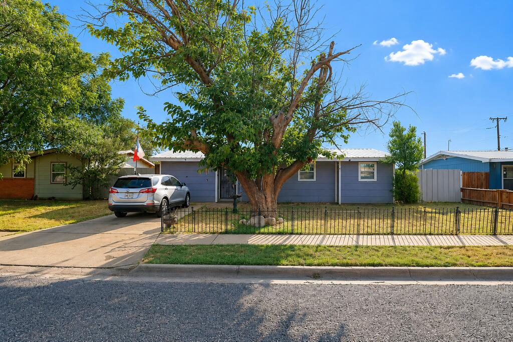 1202 Crescent Dr Property Photo 1