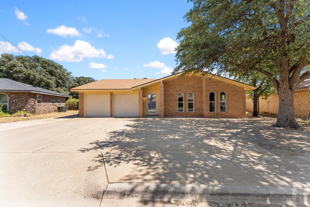 2624 San Fernando Dr Property Photo 1