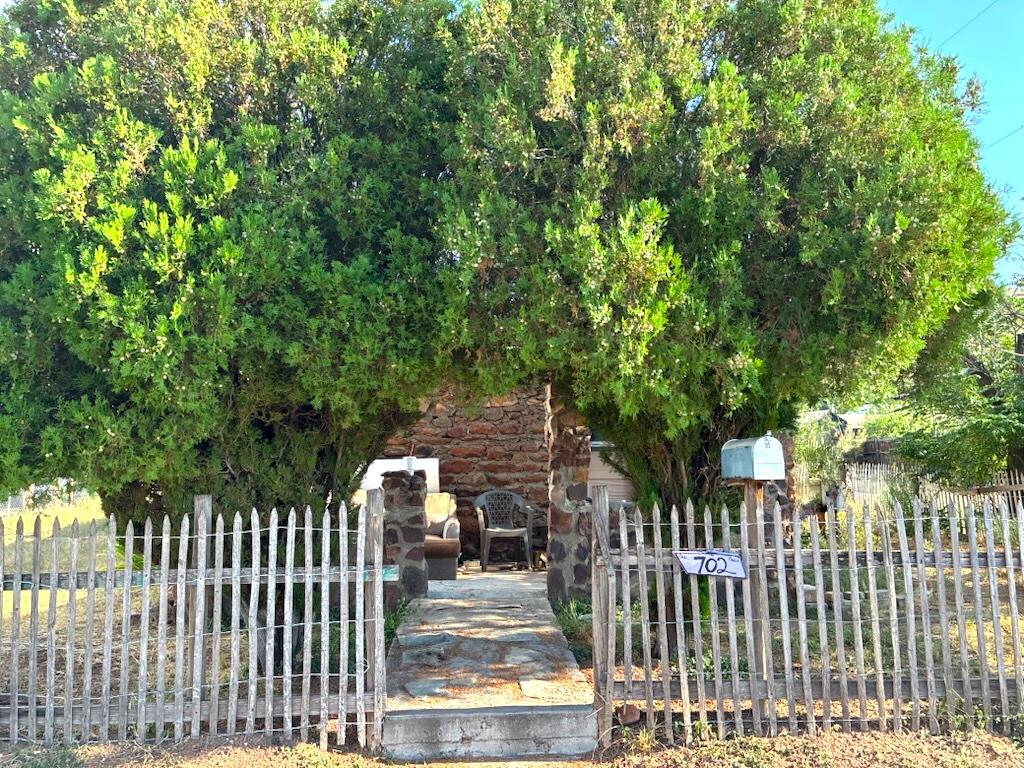 702 E Gallego Ave Property Photo 1