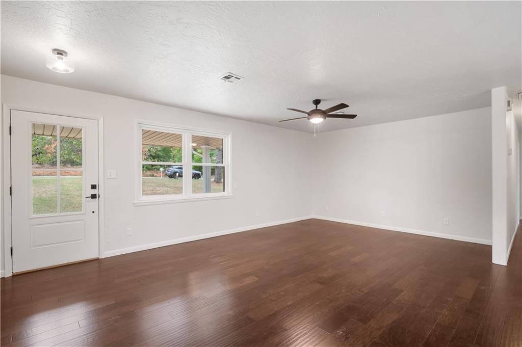 15201 S Post Road Property Photo 9