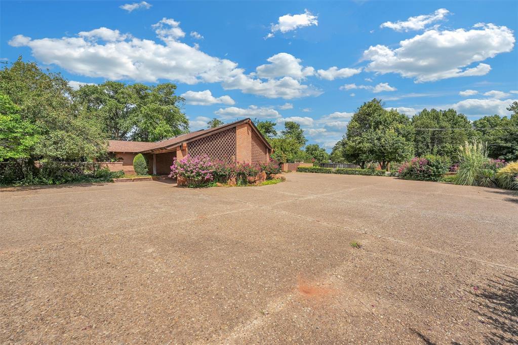1221 N Randall Avenue Property Photo 2