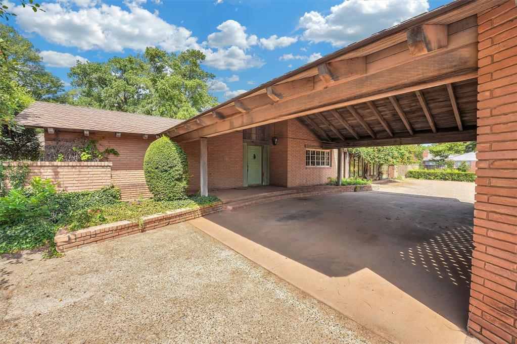 1221 N Randall Avenue Property Photo 4