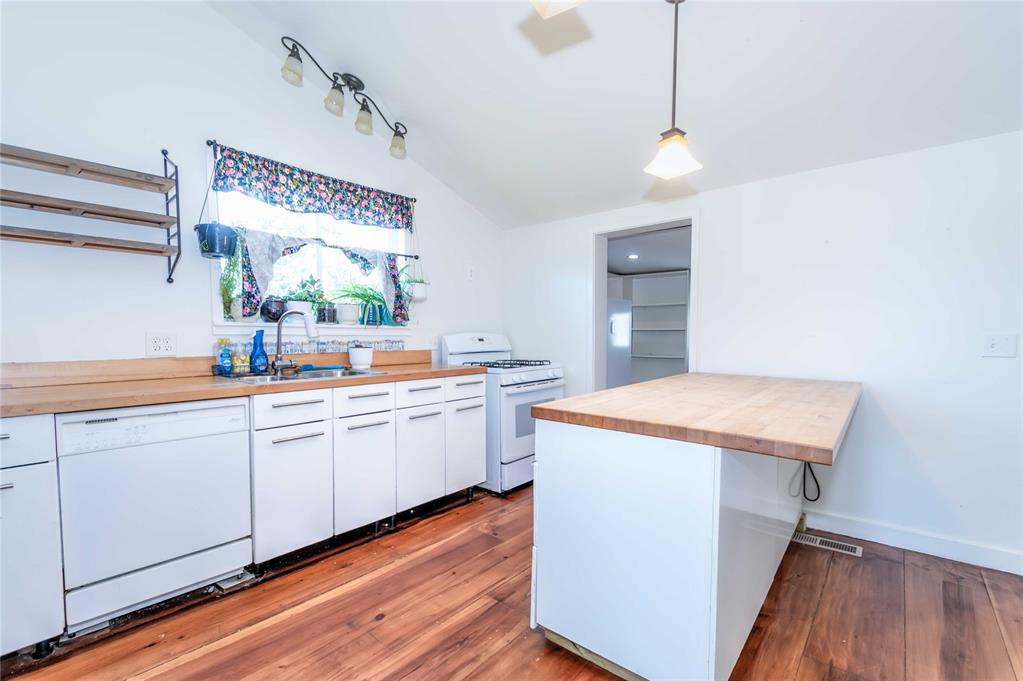 702 S Bennett Boulevard Property Photo 9