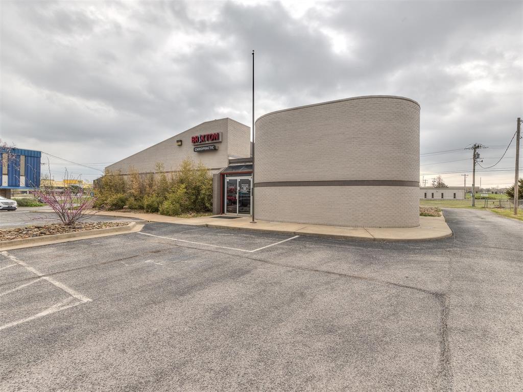 7304 N Comanche Avenue Property Photo 4