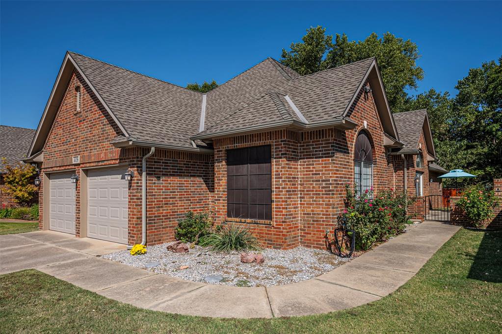 1109 Pinehurst Drive Property Photo 3