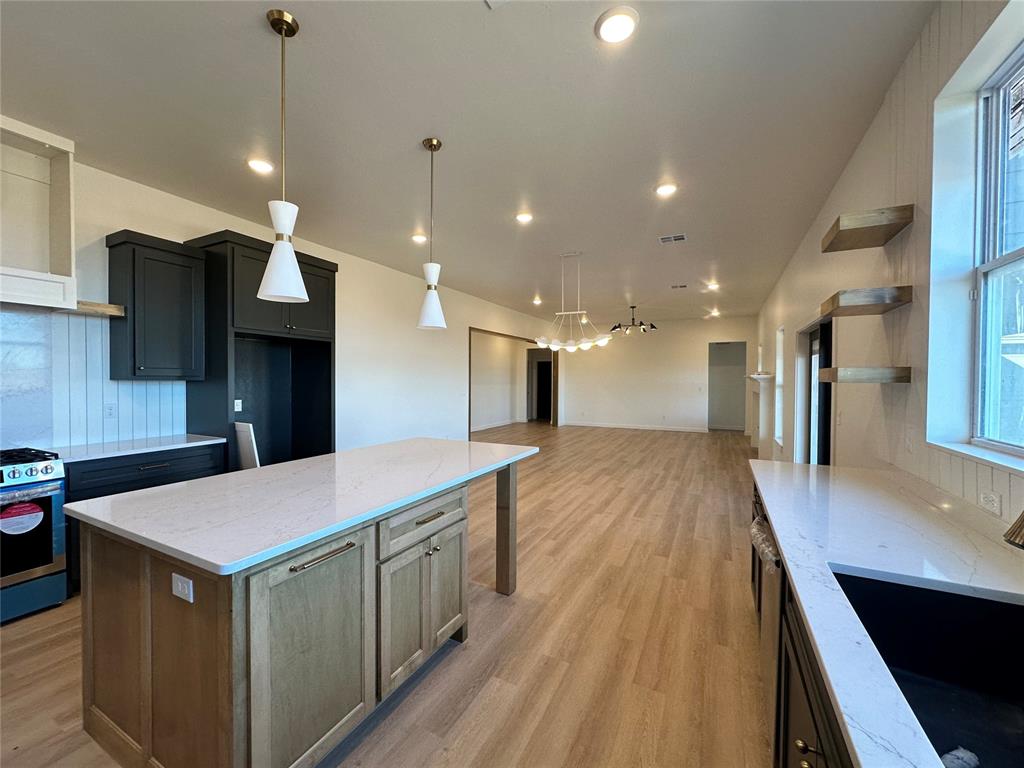 2392 S May Avenue Property Photo 16