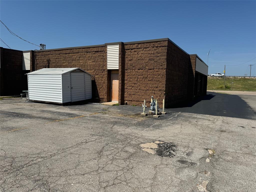 320 N I-35 Service Road Property Photo 24