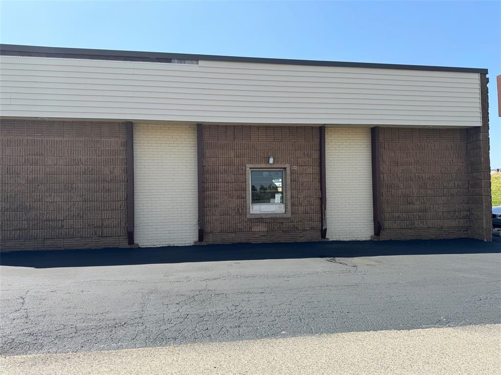 320 N I-35 Service Road Property Photo 25