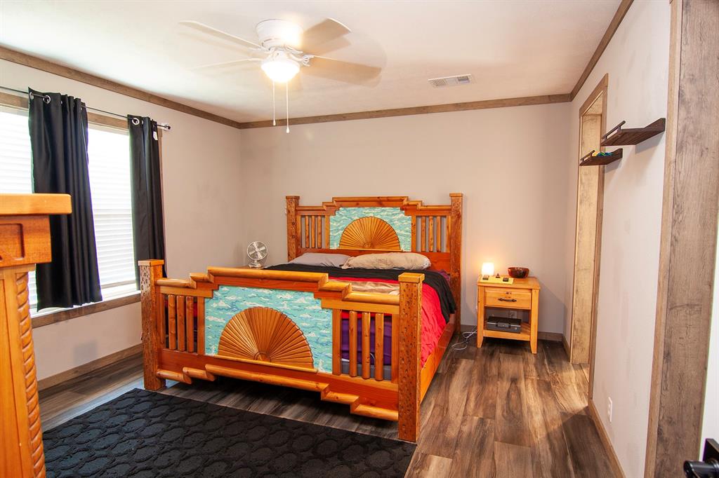 10725 Willis Road 1/2 Property Photo 9