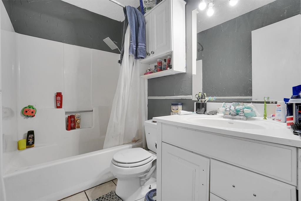 2042 W 7th Place Property Photo 13