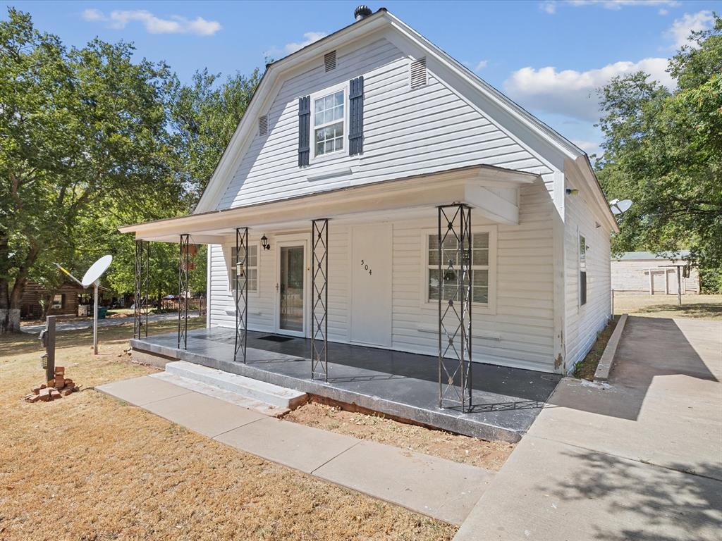 504 E C Avenue Property Photo 3