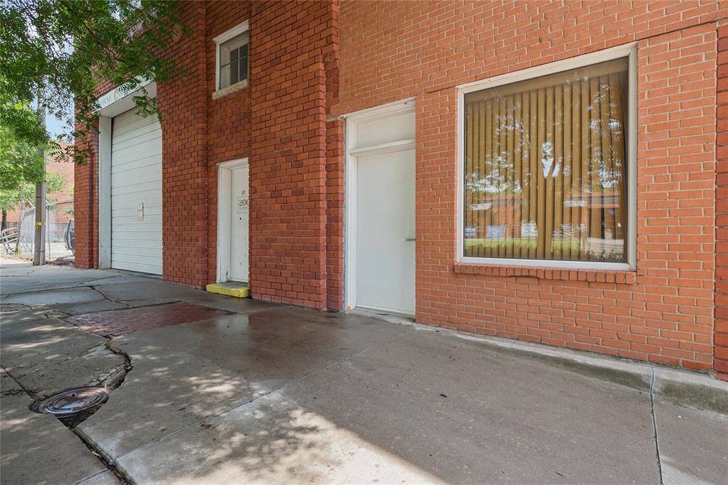 200 E Main Street Property Photo