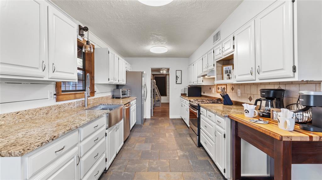 313 Post Oak Road Property Photo 17