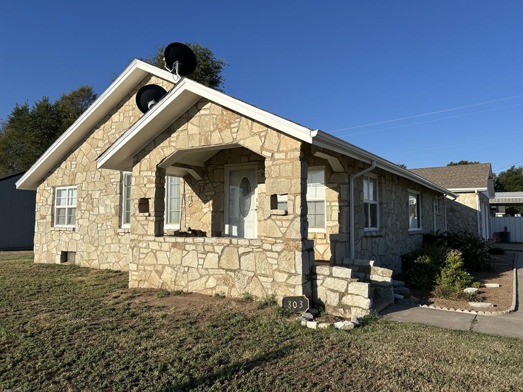 303 S Hwy 270 Property Photo 2