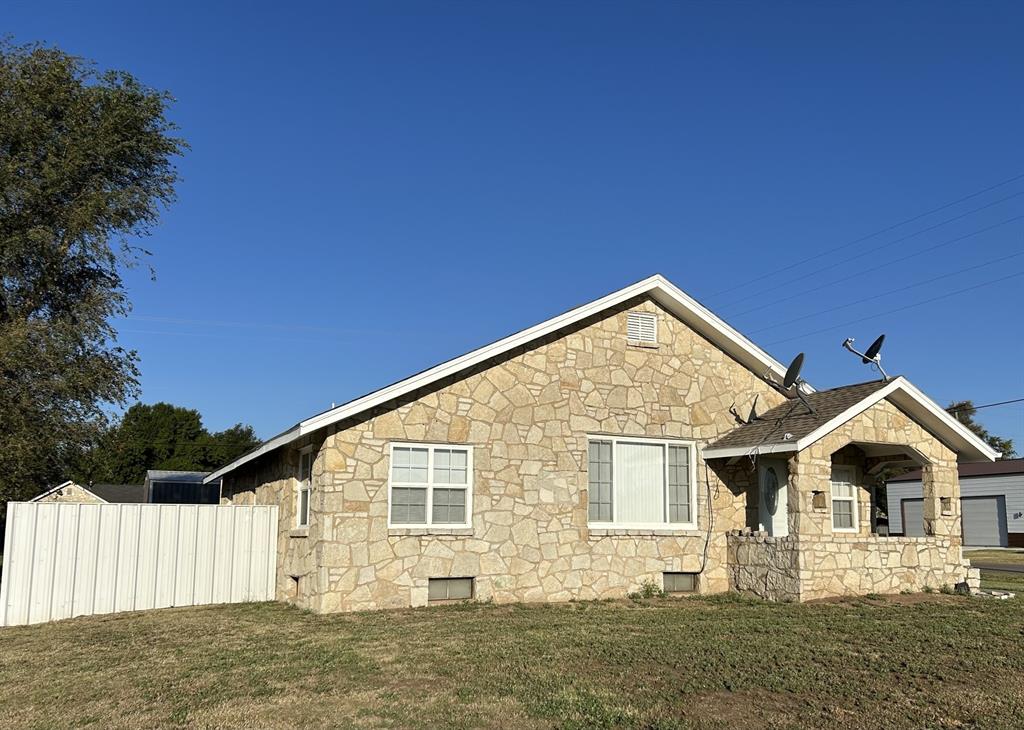 303 S Hwy 270 Property Photo 3