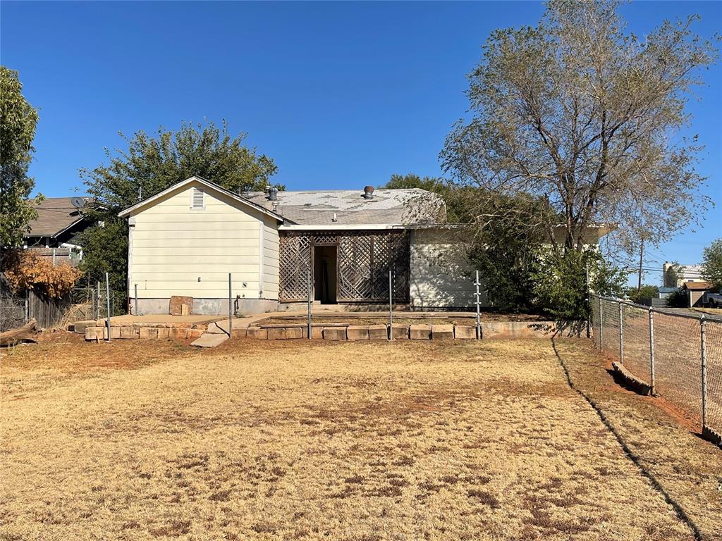 901 N Lee Street Property Photo 3