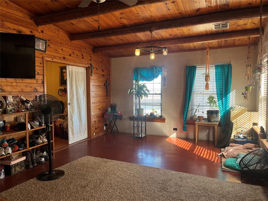 321 N Wachholtz Avenue Property Photo 6