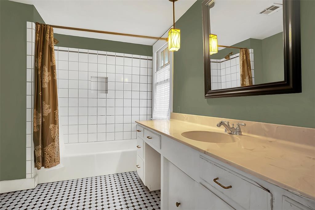 603 N College Street Property Photo 22