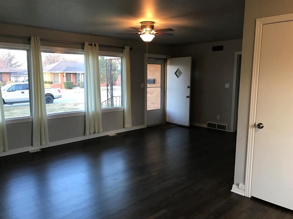 1624 Oxford Way Property Photo 3