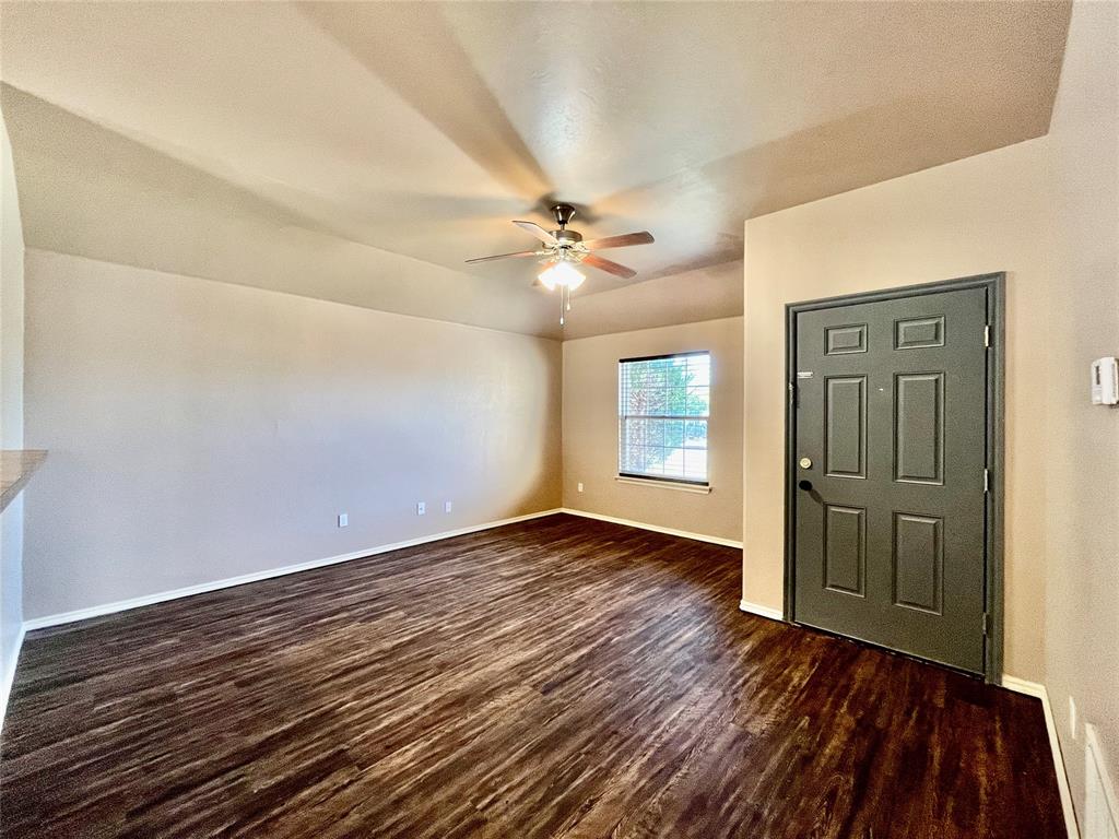 1906 Bradford Cir Property Photo 5