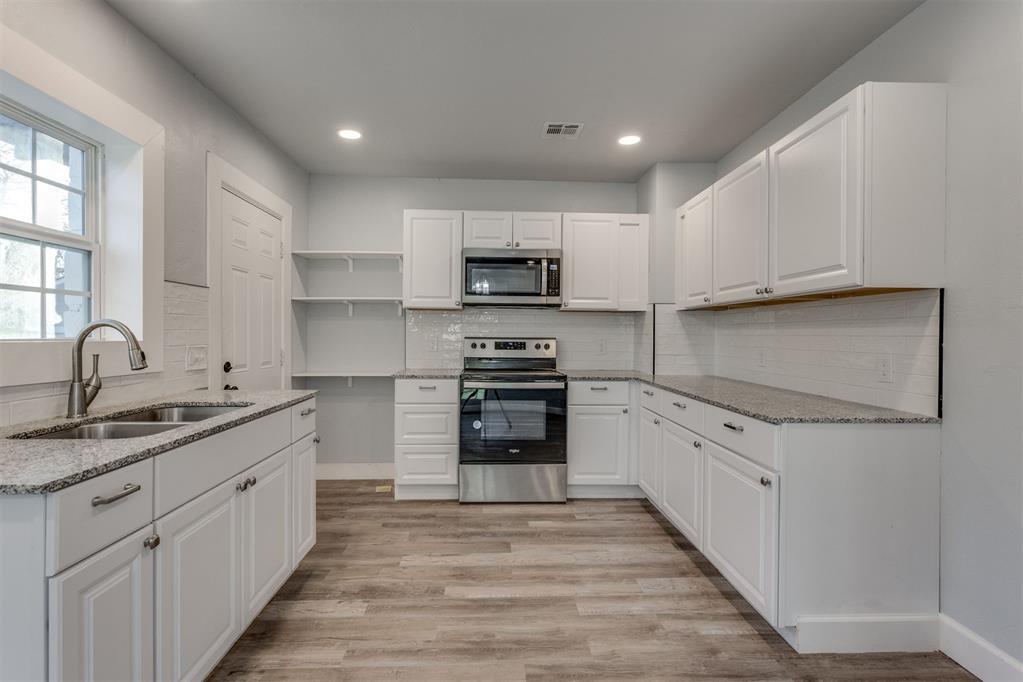 1621 N Page Avenue Property Photo 18
