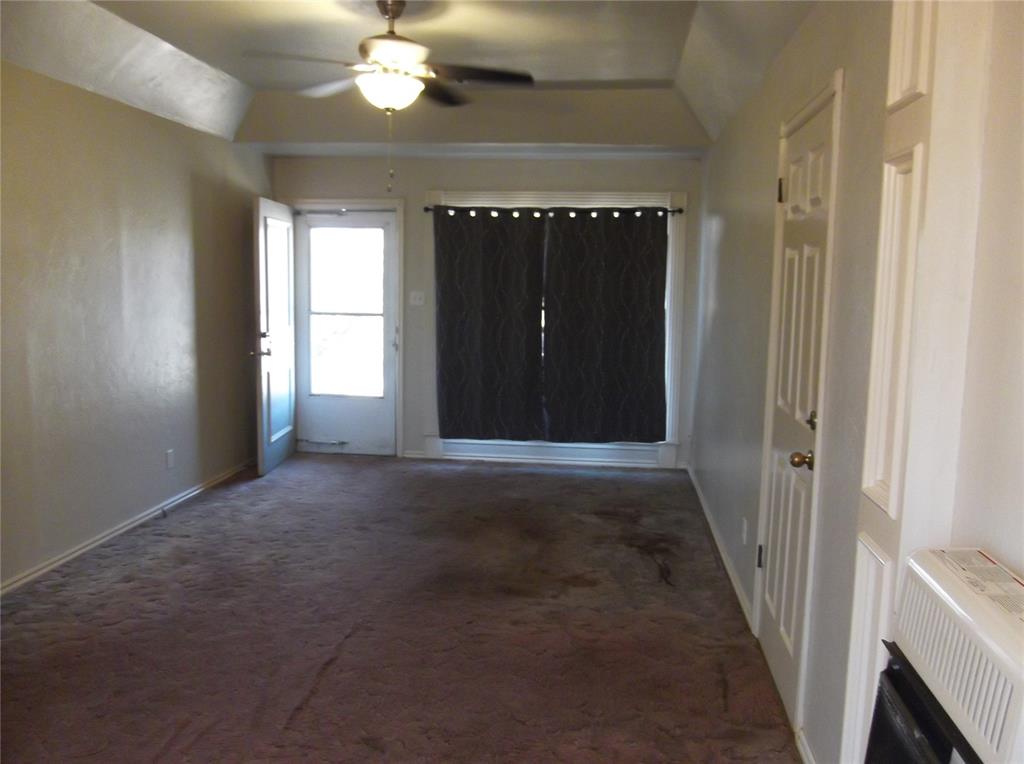 2924 N Vermont Avenue Property Photo 4