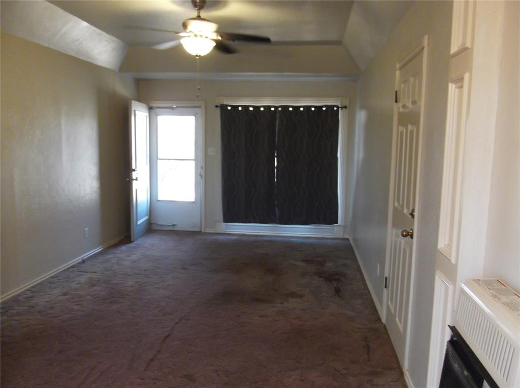 2924 N Vermont Avenue Property Photo 5