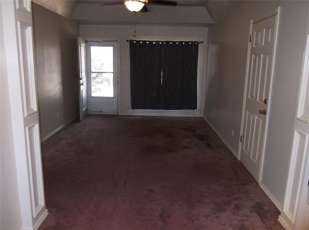 2924 N Vermont Avenue Property Photo 6