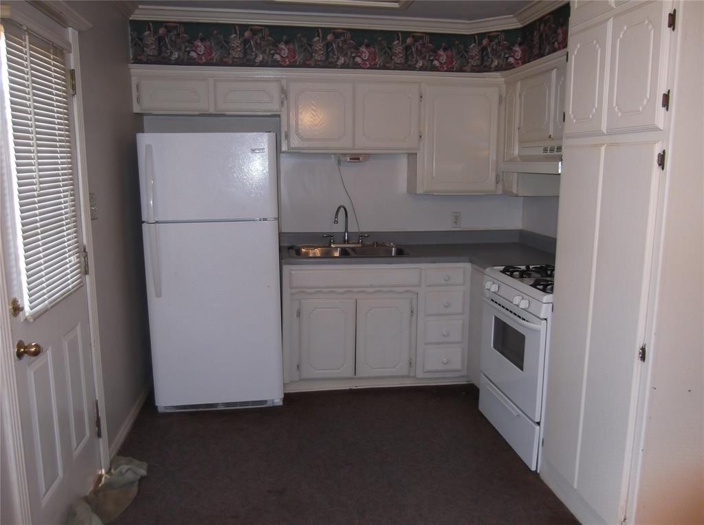 2924 N Vermont Avenue Property Photo 7