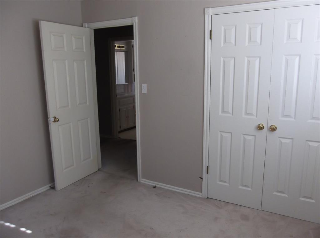 2924 N Vermont Avenue Property Photo 8