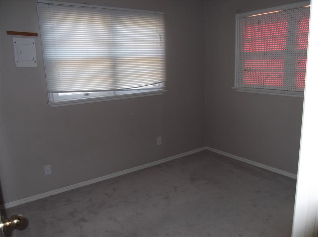 2924 N Vermont Avenue Property Photo 9
