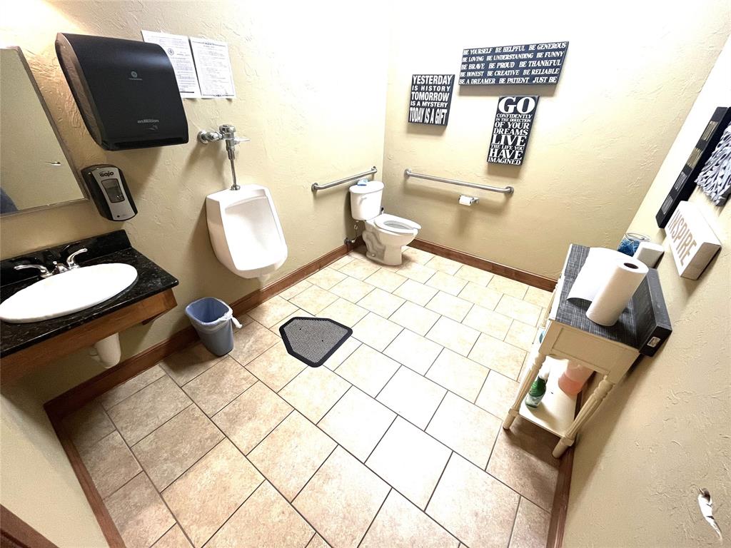 1716 S Post Road Property Photo 27