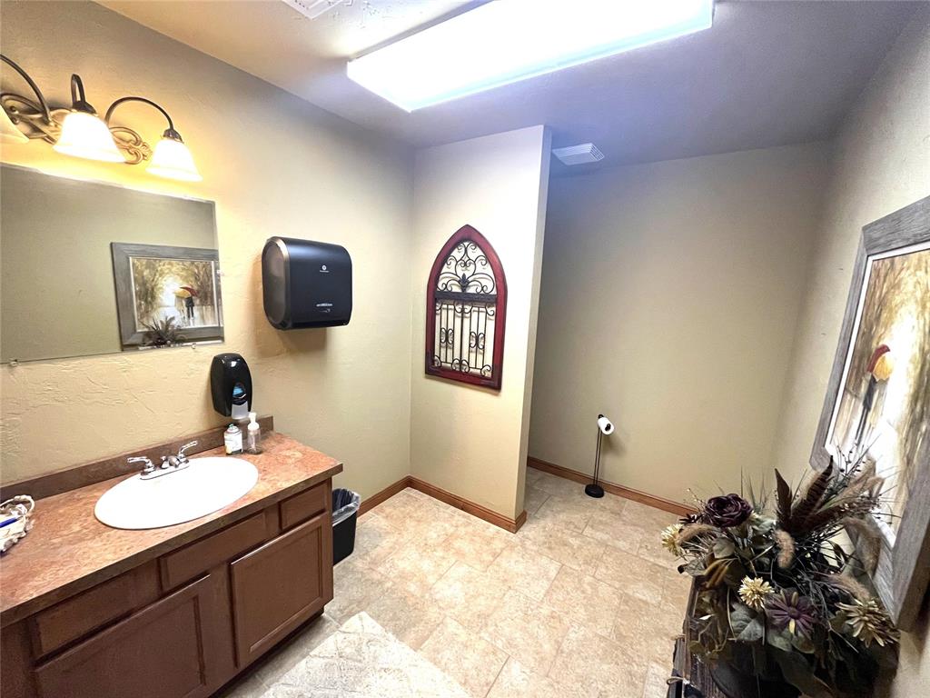 1716 S Post Road Property Photo 28