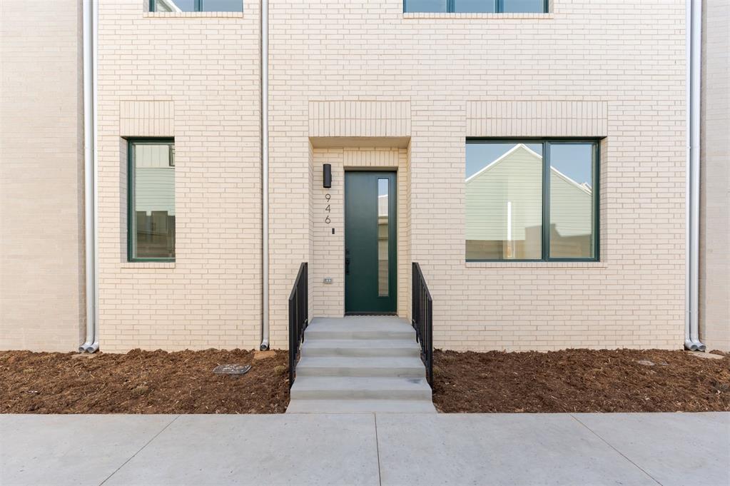 946 Hangar Drive Property Photo