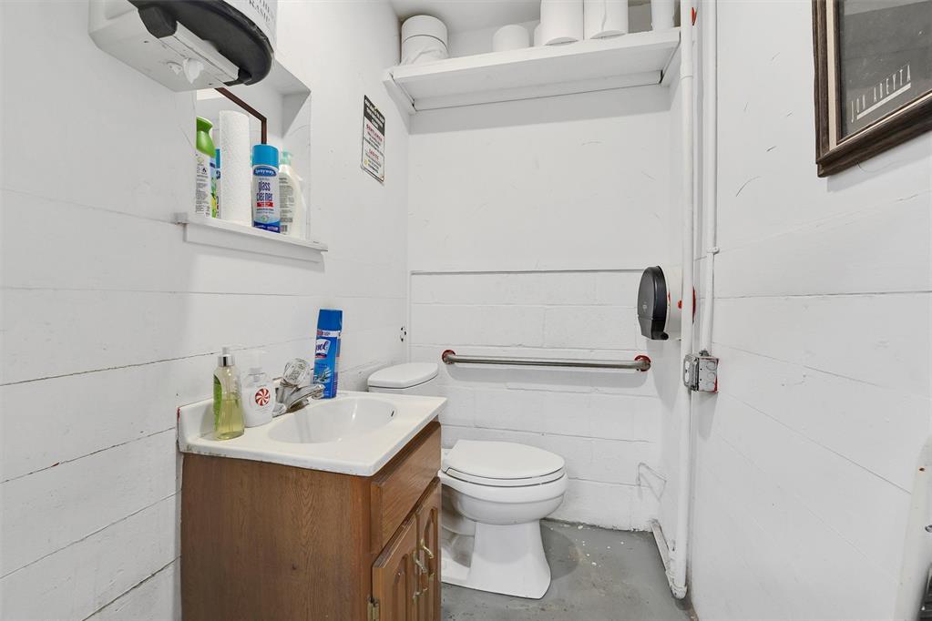1402 W 3rd Street Property Photo 27
