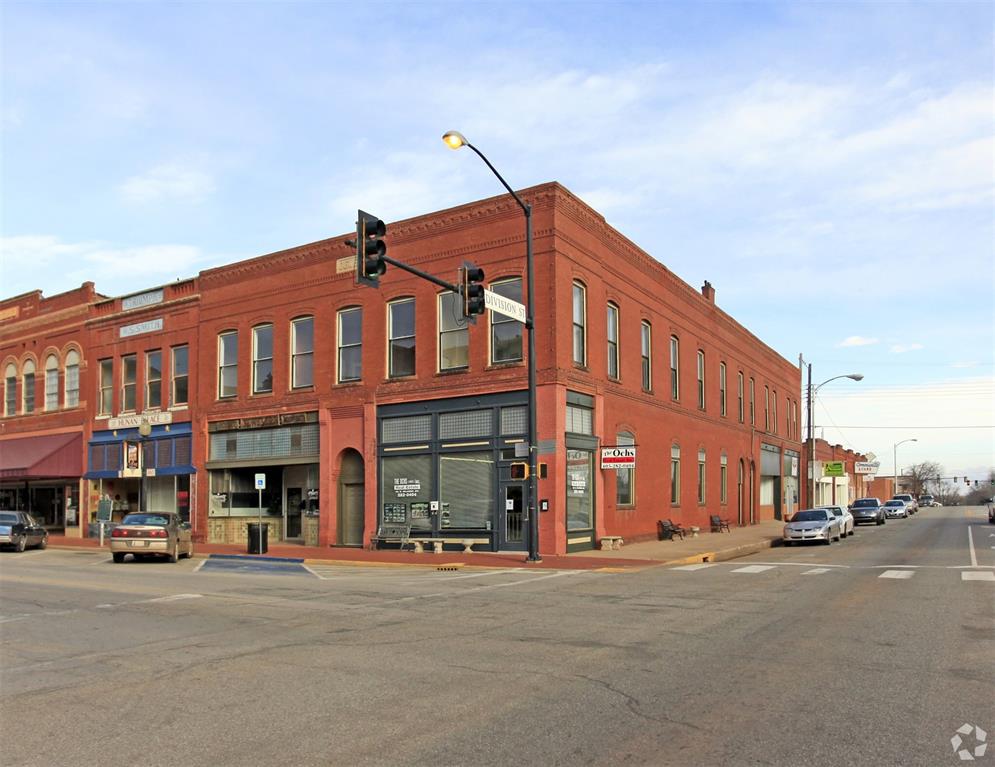 106 W Oklahoma Avenue Property Photo 2