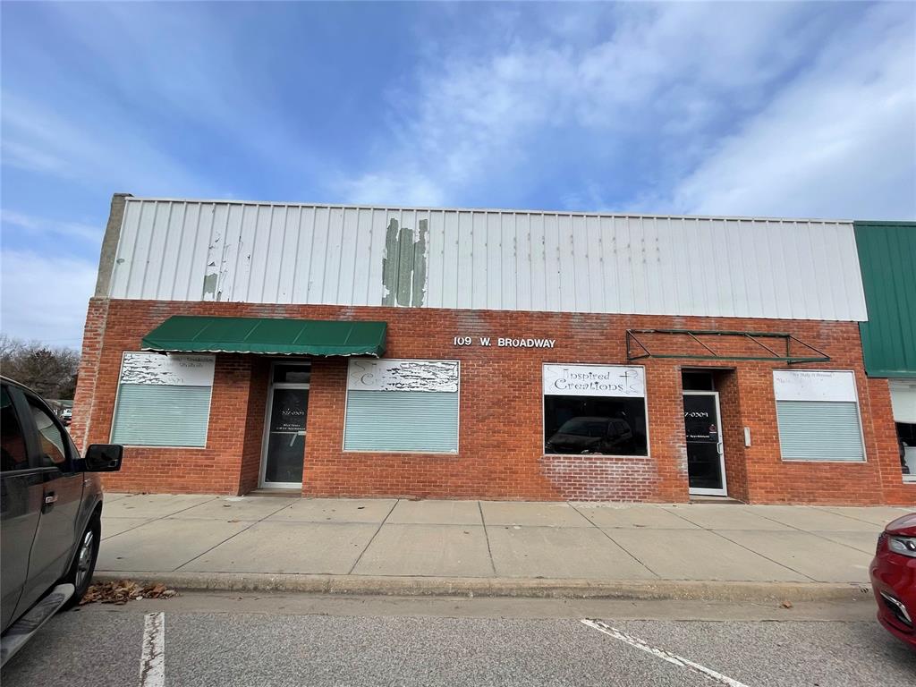 109 W Broadway Property Photo 1