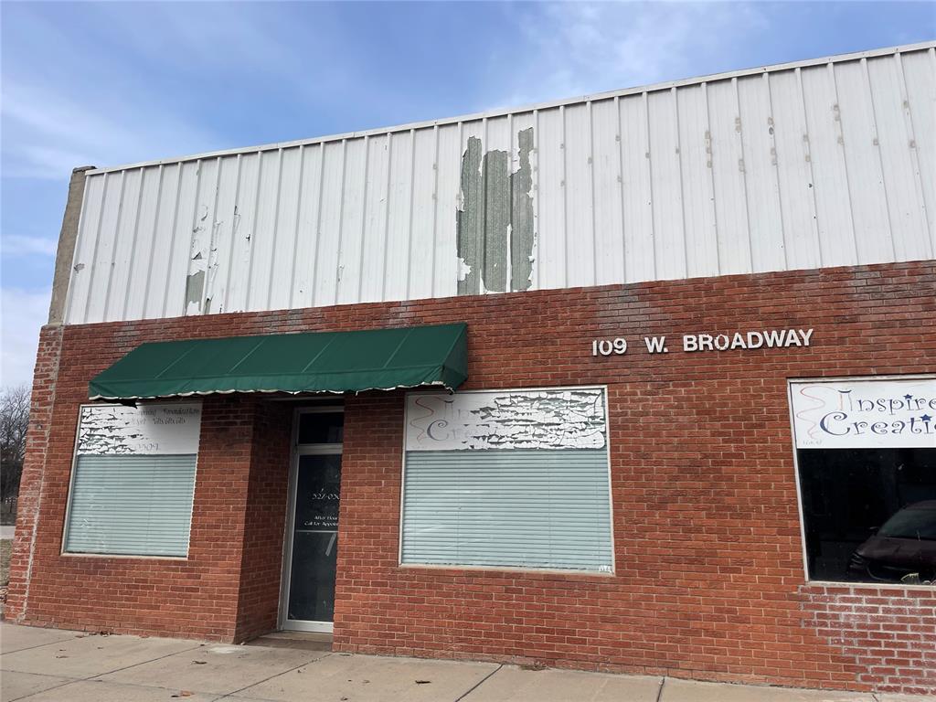 109 W Broadway Property Photo 3